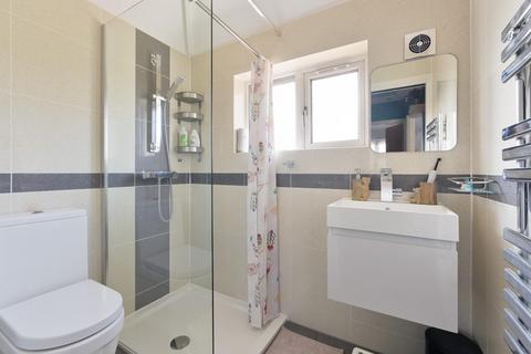 6 The Hawthorns, Epsom, KT17 2QA