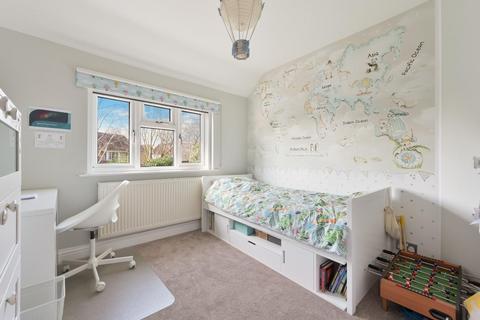 6 The Hawthorns, Epsom, KT17 2QA