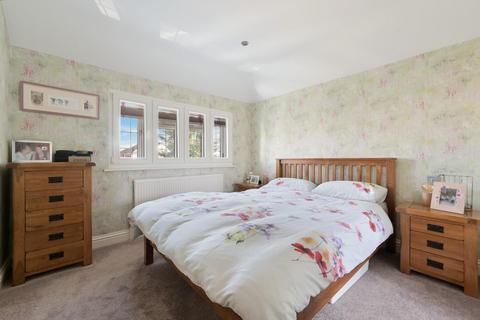 6 The Hawthorns, Epsom, KT17 2QA