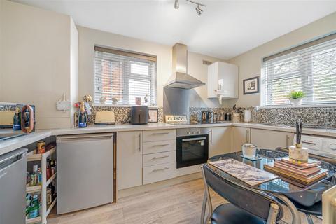Flat 1, Heydon House Orchard Way, Beckenham, BR3 3EP