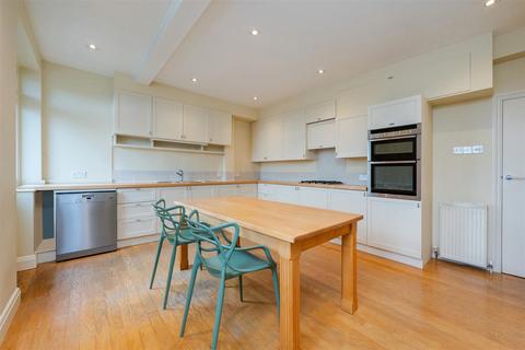 4 bedroom flat to rent, Heath Drive, Hampstead, NW3