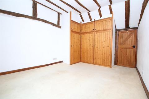 70 Bishopric, Horsham, RH12 1QN
