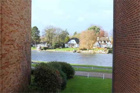 2 bedroom apartment to rent, Riverside Road, STAINES, TW18