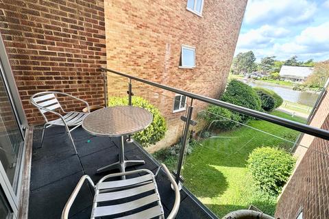 2 bedroom apartment to rent, Riverside Road, STAINES, TW18