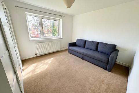 2 bedroom apartment to rent, Riverside Road, STAINES, TW18