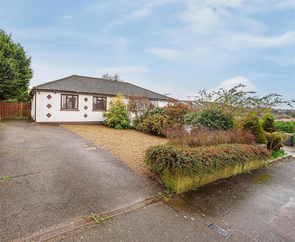 Chiltern Avenue, Bushey WD23 2 bed semidetached bungalow for sale £