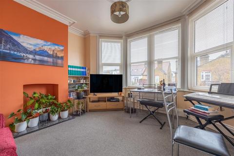 Flat 4, 17 Cobham Road, Westcliff-on-sea, SS0 8EG
