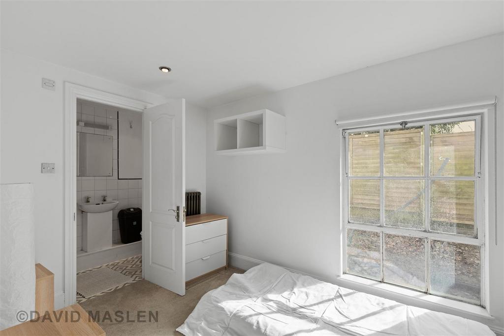 Bedroom (10).jpg
