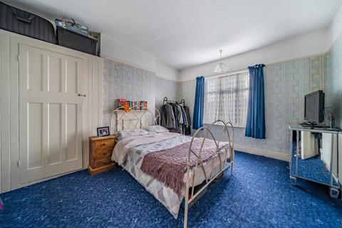 4 bedroom end of terrace house for sale - Thornsbeach Road, London, SE6 1EU