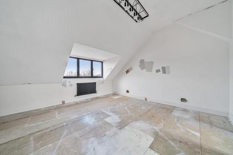 57 Thornsbeach Road, London, SE6 1EU