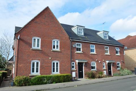 3 bedroom townhouse to rent, Alchester Court, Towcester
