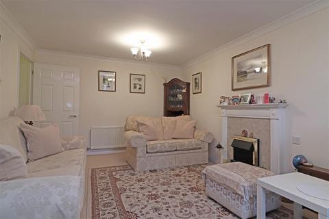 2 bedroom flat for sale, Ladbroke Road, Redhill