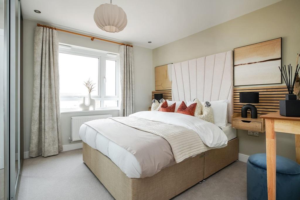 The king-size main bedroom has its own en-suite...