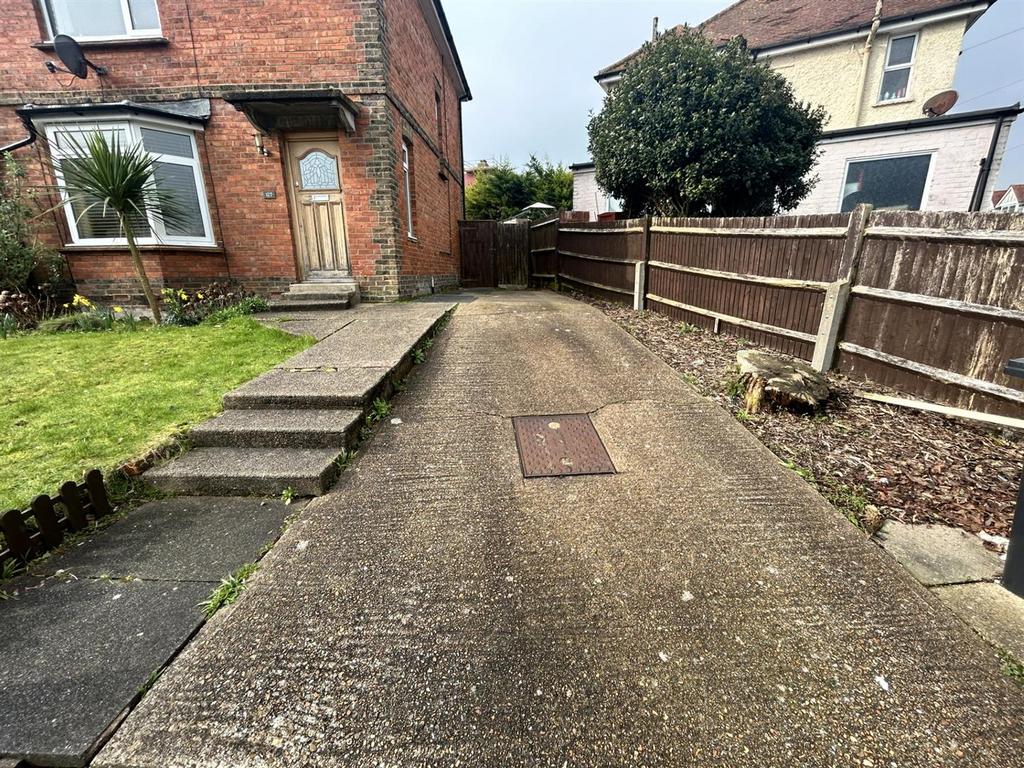 01323 438506