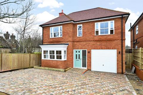 4 bedroom detached house for sale - The Green, Catsfield, Battle