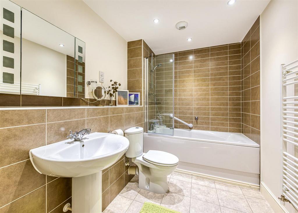 4 Albrighton House-bathroom.jpg