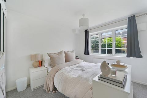 16 Delaporte Close, Epsom, KT17 4AF