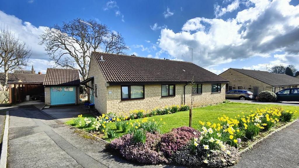 Redwing Road, Milborne Port, Somerset, DT9 2 bed bungalow for sale £