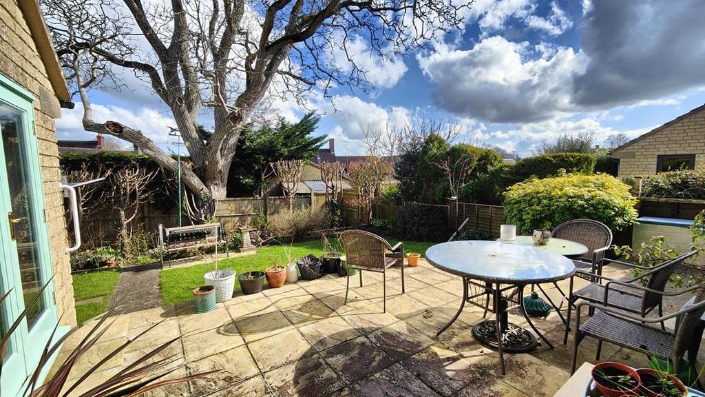 Redwing Road, Milborne Port, Somerset, DT9 2 bed bungalow for sale £
