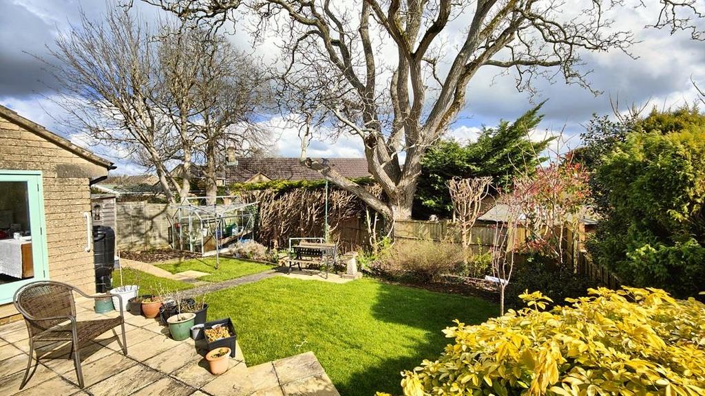 Redwing Road, Milborne Port, Somerset, DT9 2 bed bungalow for sale £