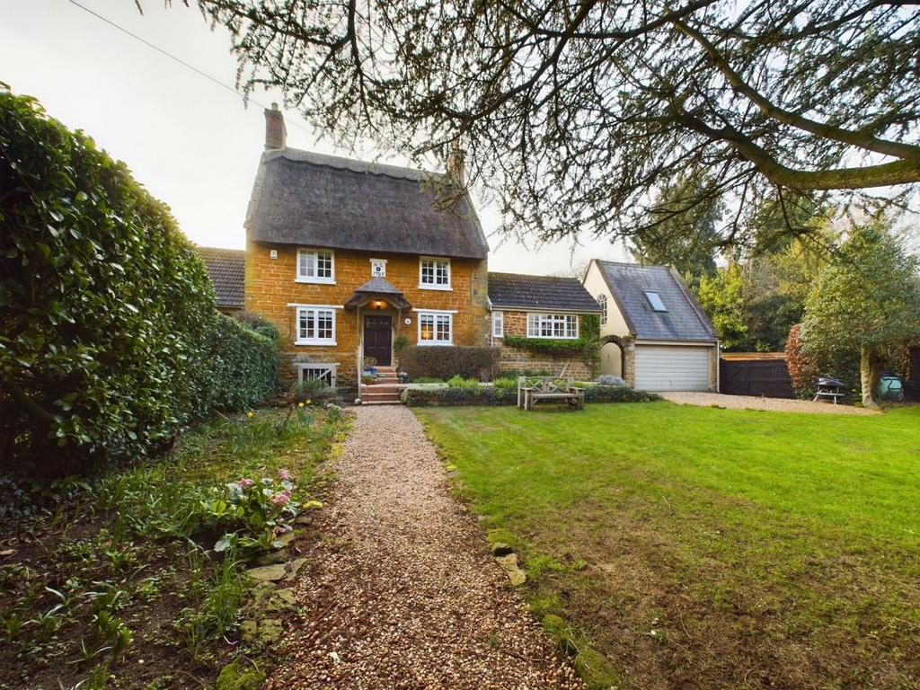 Yew Tree Lane, Spratton, Northampton NN6 8HL 3 bed detached house for
