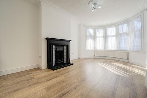 1 bedroom flat for sale, Lodge Drive, London N13