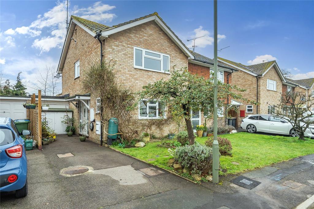 Meadway Drive, Surrey KT15 3 bed semidetached house for sale £515,000