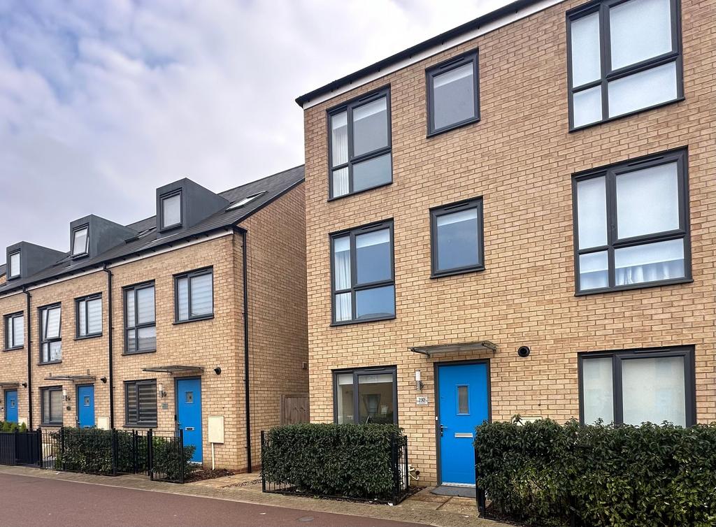 Brooklands, Milton Keynes MK10 3 bed townhouse for sale £385,000