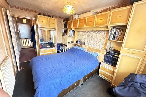 1 bedroom flat for sale, Kingsley Path, ., Slough, Berkshire, SL2 2NS