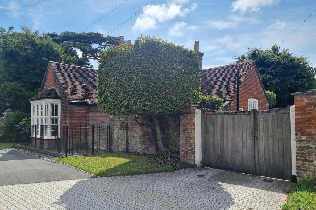 THE AVENUE, FAREHAM 2 bed detached bungalow for sale £375,000