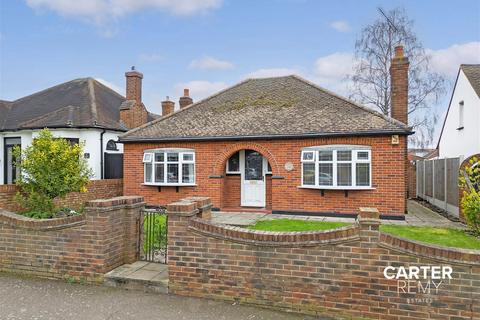 3 bedroom detached bungalow for sale - Lampits Hill, Corringham, SS17