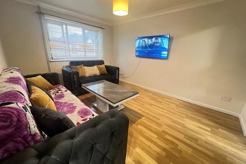 2 bedroom flat for sale, Hollybush Way, Cheshunt, Waltham Cross