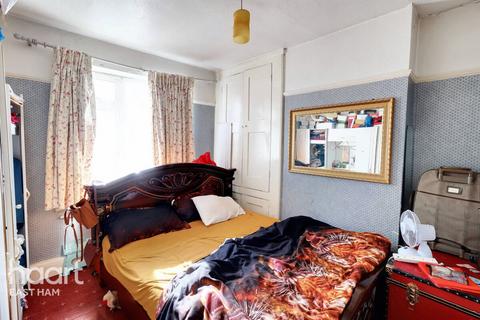 3 bedroom terraced house for sale, Haldane Road, London