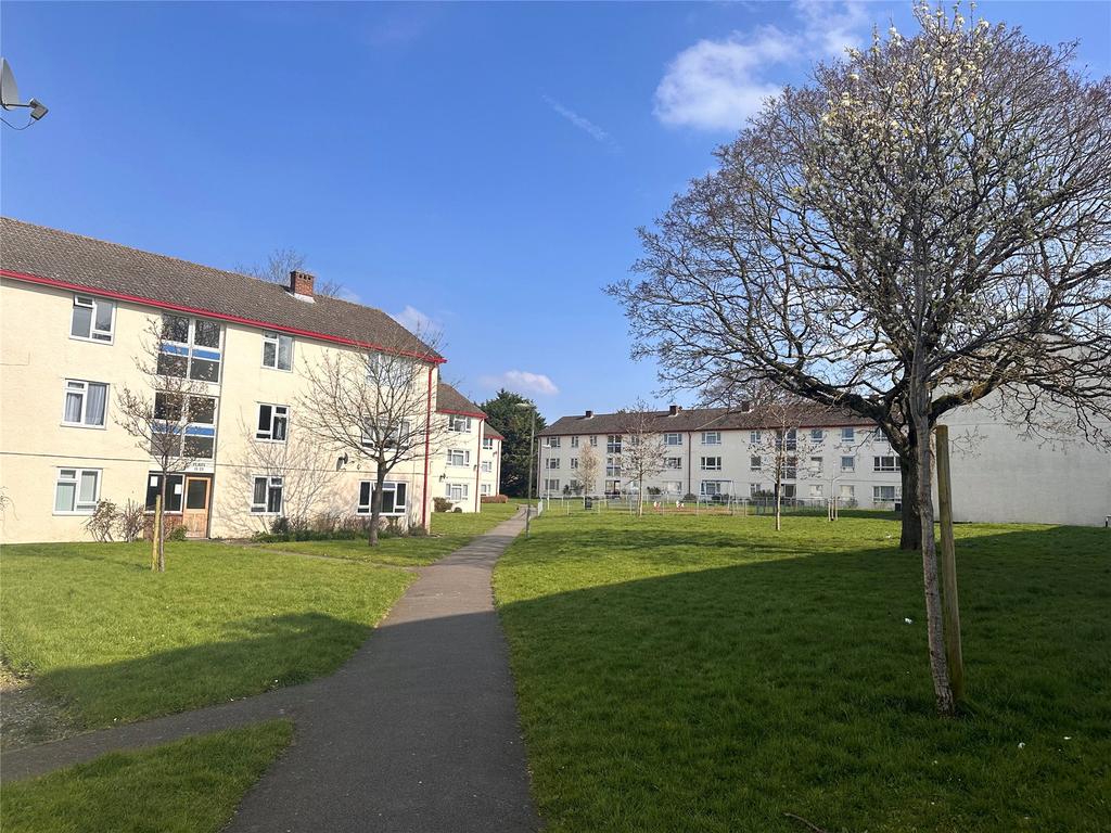 Montgomery Road, Farnborough... 2 bed apartment £210,000