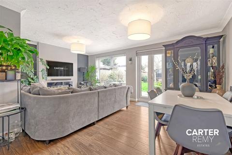 63 Fairway, Grays, RM16 2AL