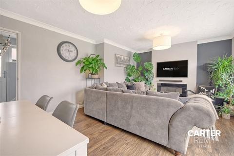 63 Fairway, Grays, RM16 2AL