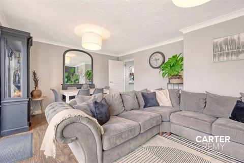 63 Fairway, Grays, RM16 2AL