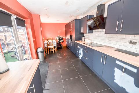 4 bedroom end of terrace house for sale, Stoker Avenue, South Shields