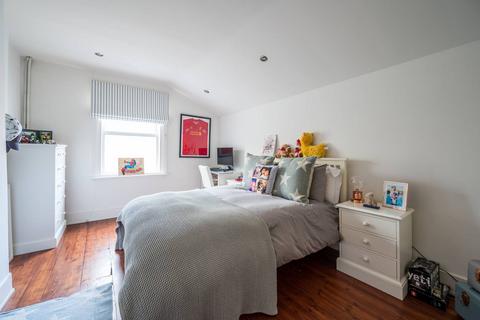 3 bedroom flat to rent, Kingswood Road, Clapham Park, London, SW2