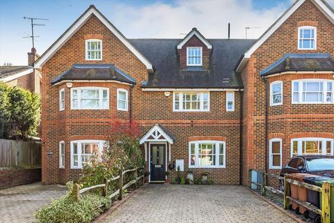 4 bedroom terraced house for sale - Ivor Close, Guildford, Surrey, GU1