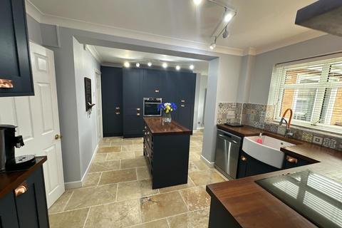 2 Avon Way, Burton-on-trent, DE15 9FY