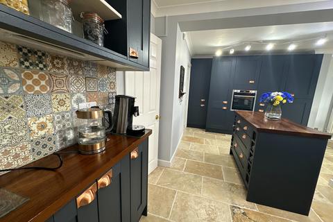 2 Avon Way, Burton-on-trent, DE15 9FY