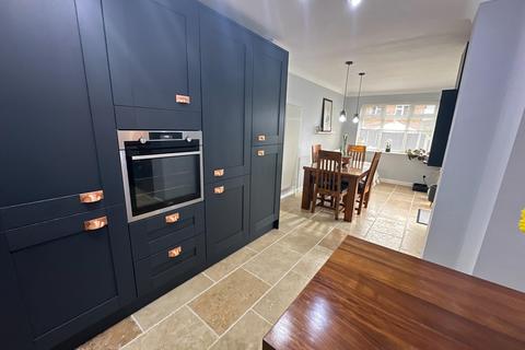 2 Avon Way, Burton-on-trent, DE15 9FY