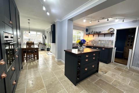 2 Avon Way, Burton-on-trent, DE15 9FY