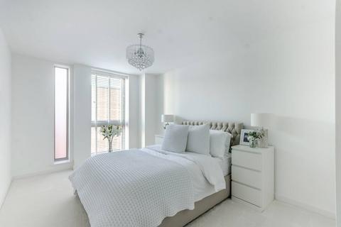 2 bedroom flat for sale, Bromley Road, Beckenham Hill, London, SE6
