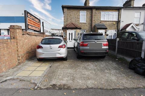 2 bedroom end of terrace house for sale, London Road, Romford, Essex