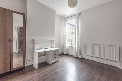 3 bedroom apartment to rent - Garratt Lane London SW18