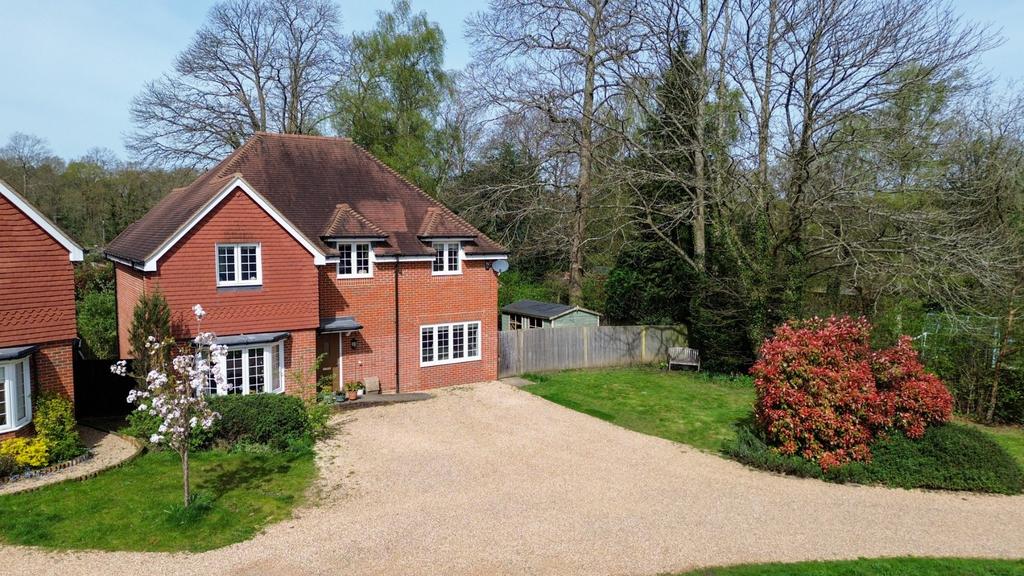 Nightingale Close, Godalming GU8 4 bed detached house for sale £1,075,000
