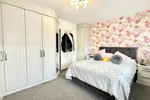 2 bedroom ground floor flat for sale, St. Winifreds Close, Chigwell IG7