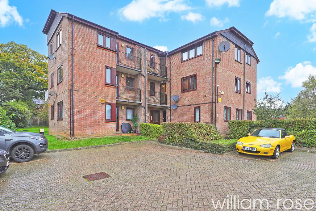 Cedar Close, Buckhurst Hill IG9 2 bed apartment for sale £340,000